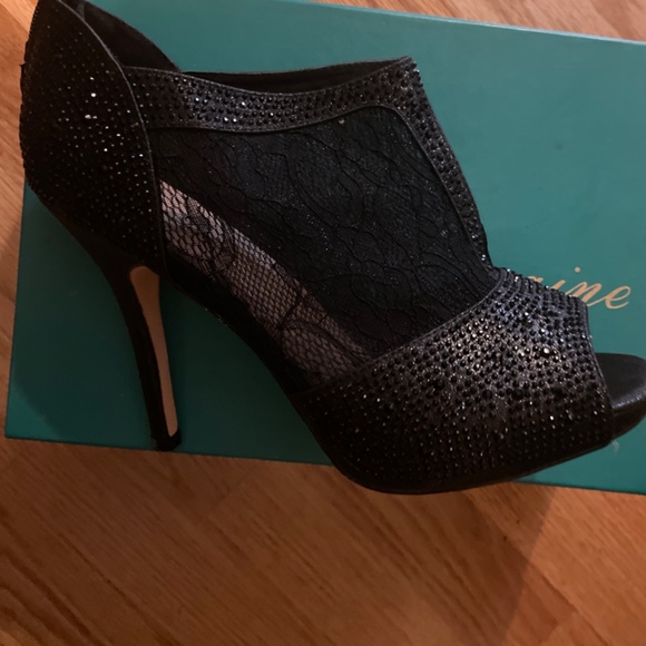 Lauren Lorraine - Picture 2 of 3